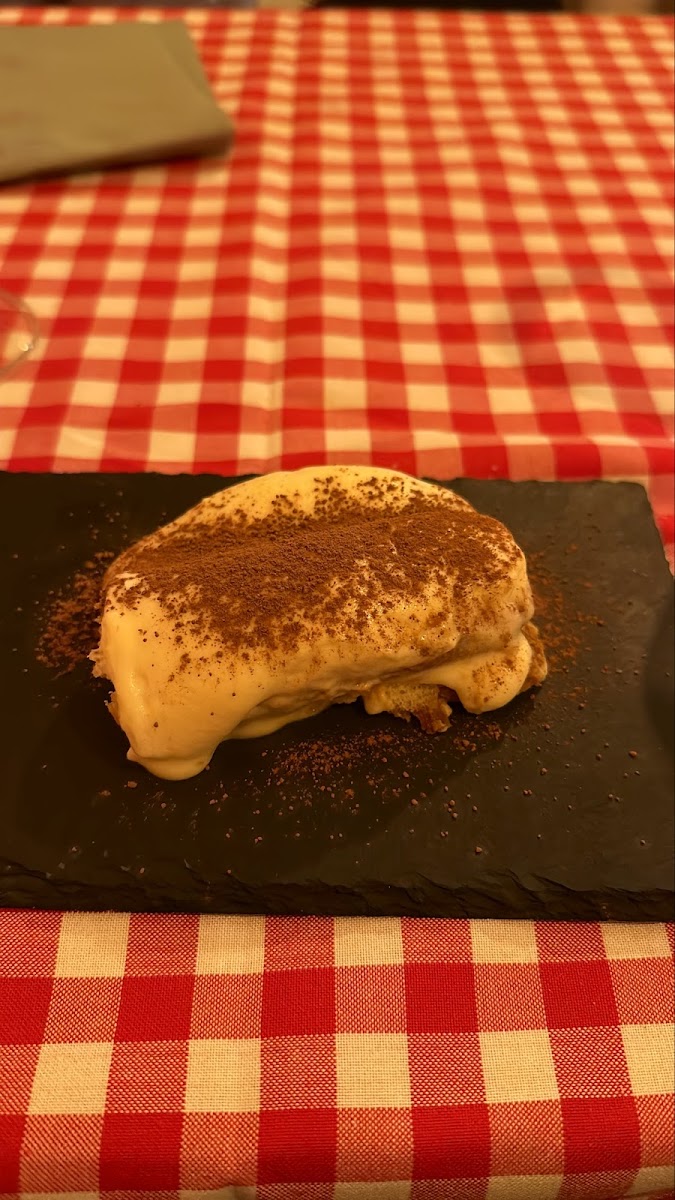 Tiramisú espolvoreado con cacao en polvo