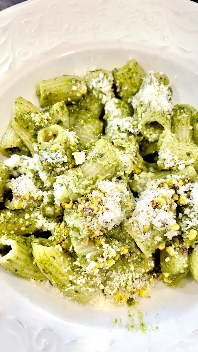 Penne con pesto verde y queso rallado